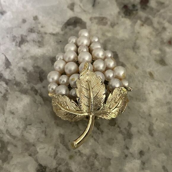 Crown Trifari Grape Cluster Brooch Pin Faux Pearls - Picture 5 of 6